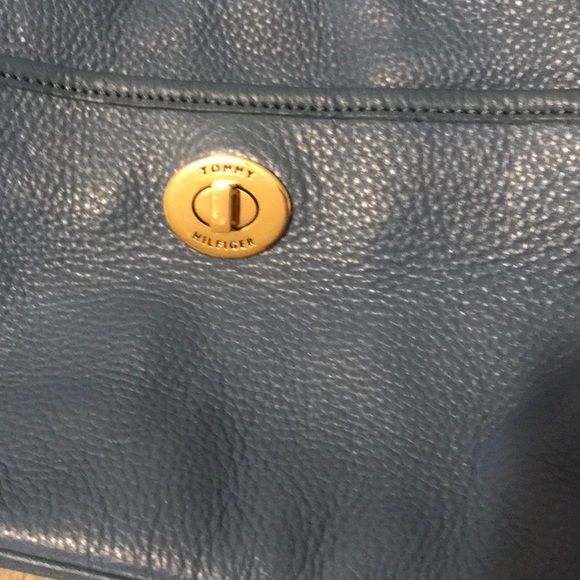 Tommy Hilfiger double purse pack⬇️Price Drop⬇️ - Picture 5 of 8